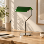 Skrivebordslampe med flat glasskjerm og bøyd arm
