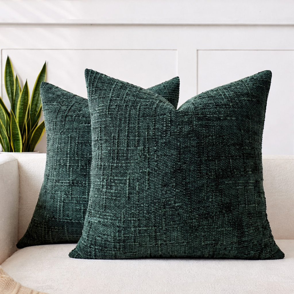 To fine grønne teksturerte putetrekk i sofa