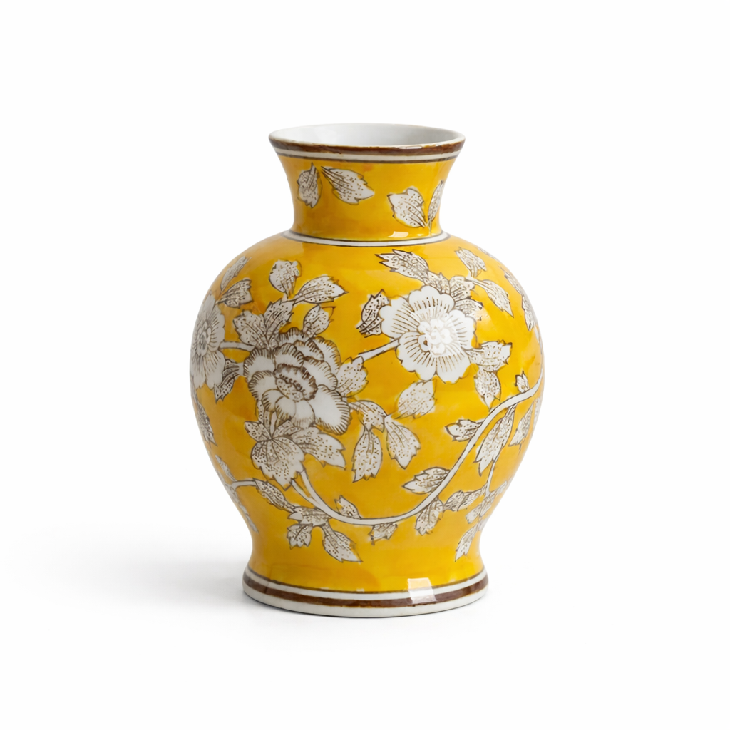 Gul antikk proselen vase i et hvitt studio. 