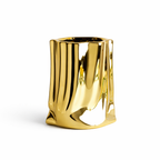 Gull liten vase i metall i hvitt studio