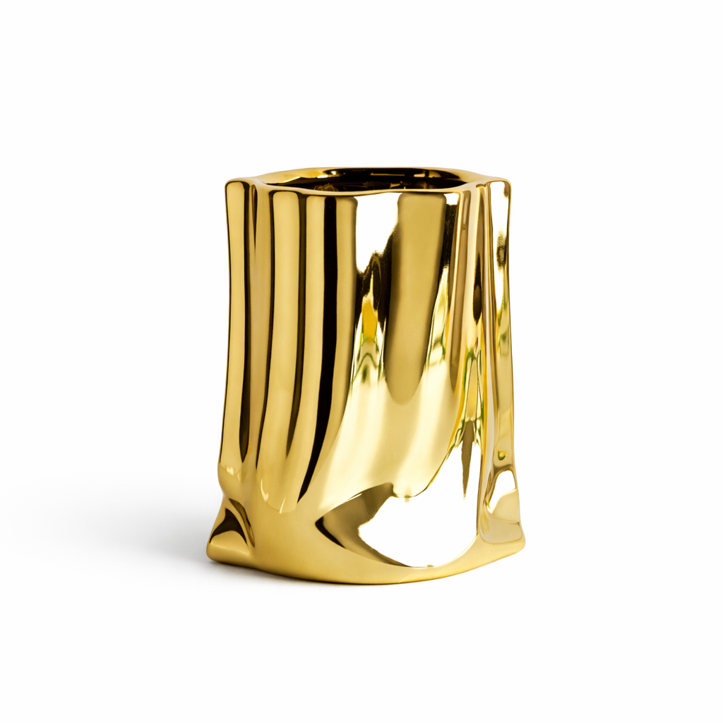 Gull liten vase i metall i hvitt studio