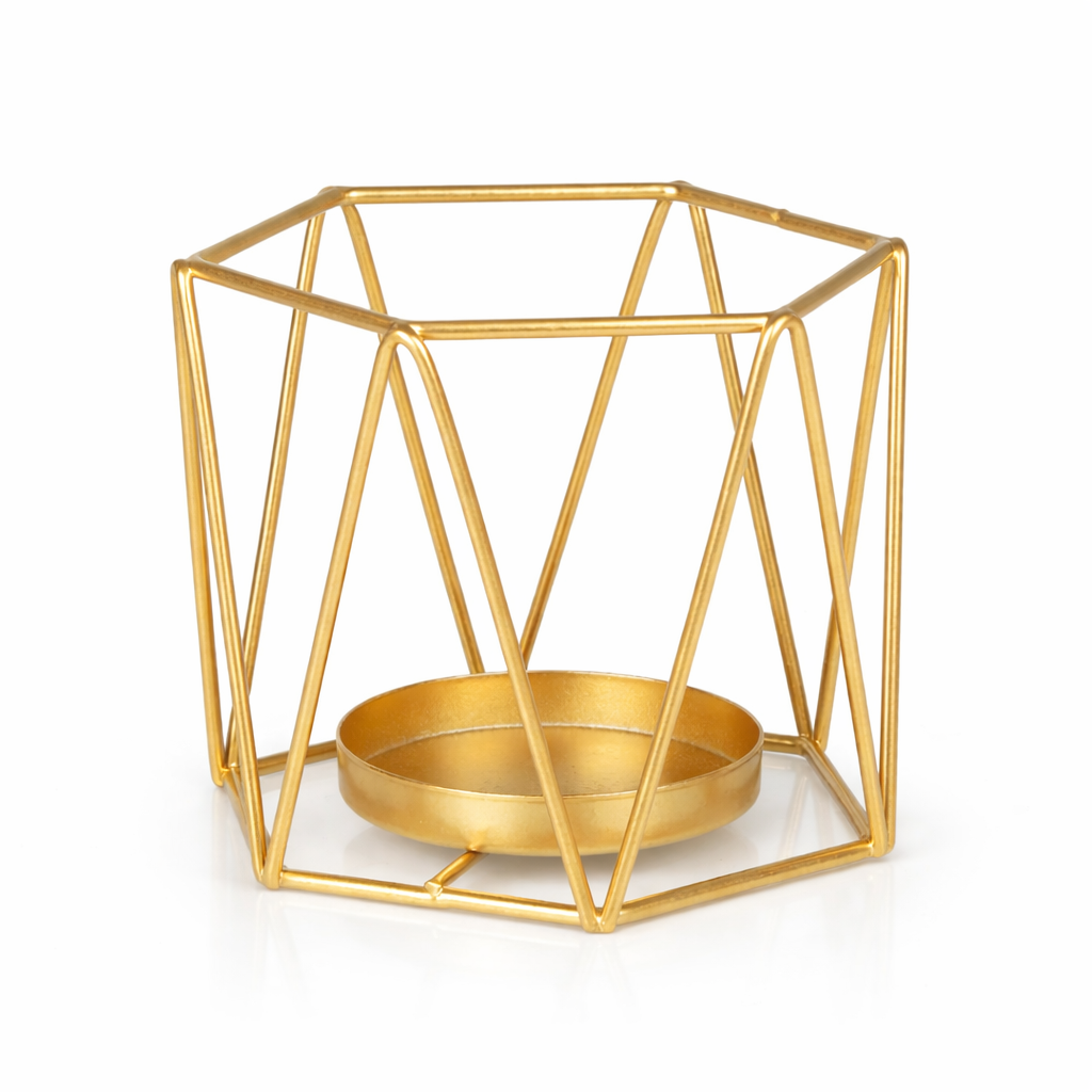 Gull telys holder i hvitt studio. 