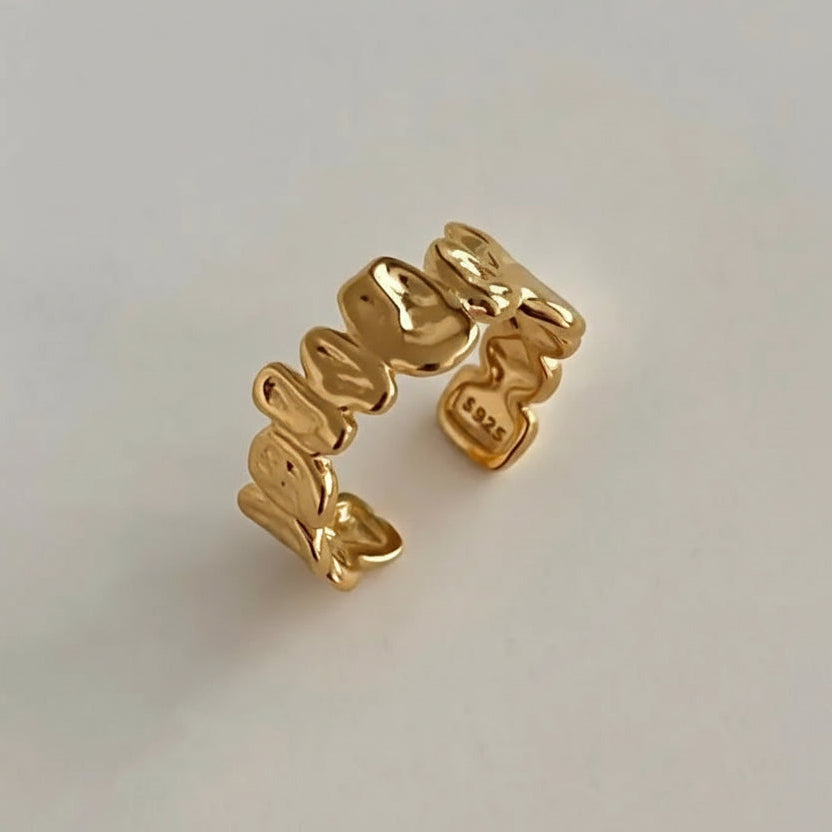 Gull ring i et fint studio