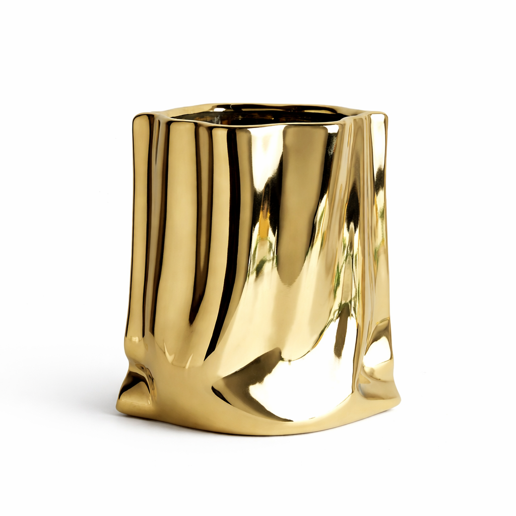 Gull stor vase i metall i hvitt studio
