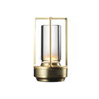 Bordlampe til bruk ute for lys om kvelden i gull. 