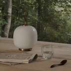 Lampe i glass med metall og lær detaljer.