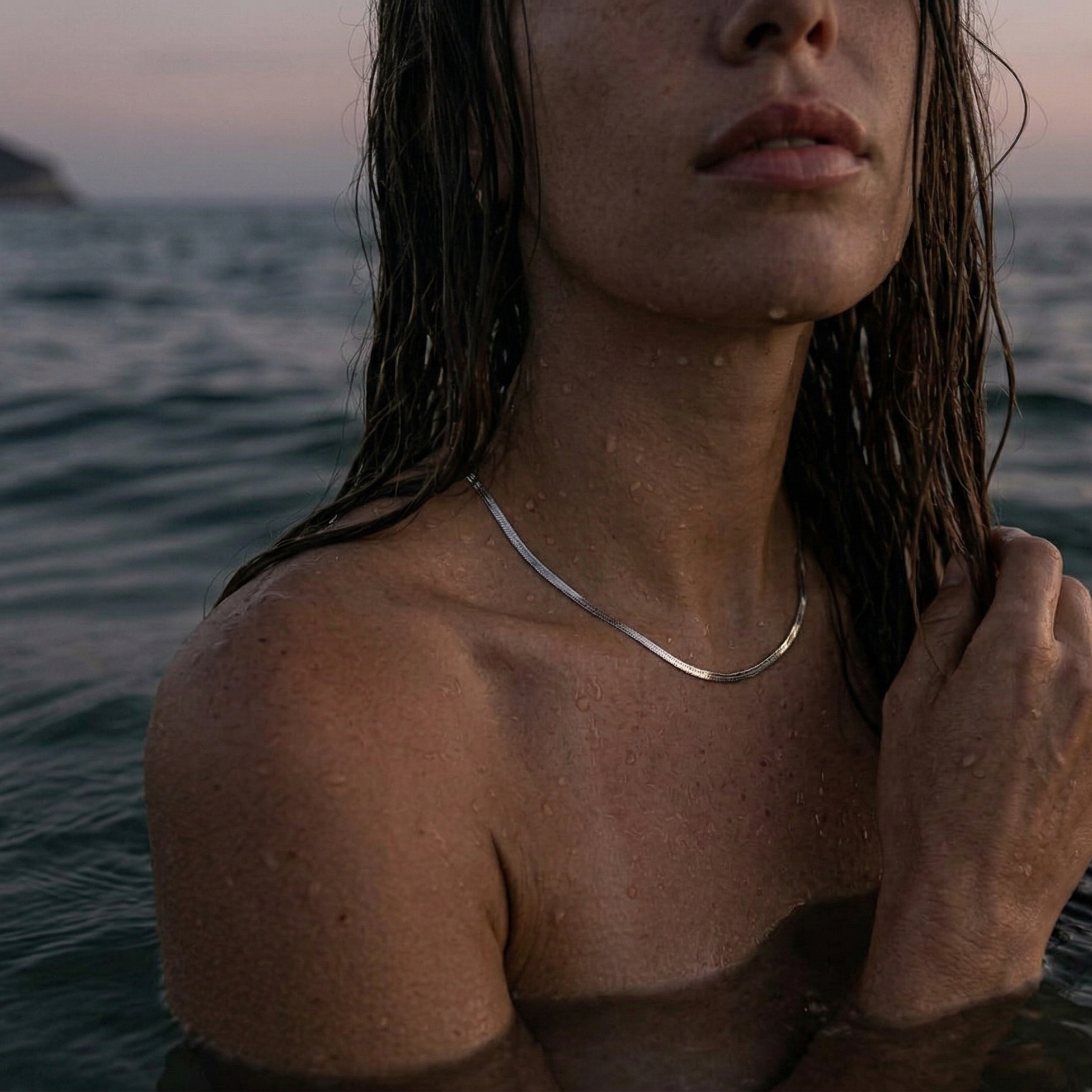 Herringbone kjede i sølv på modell.