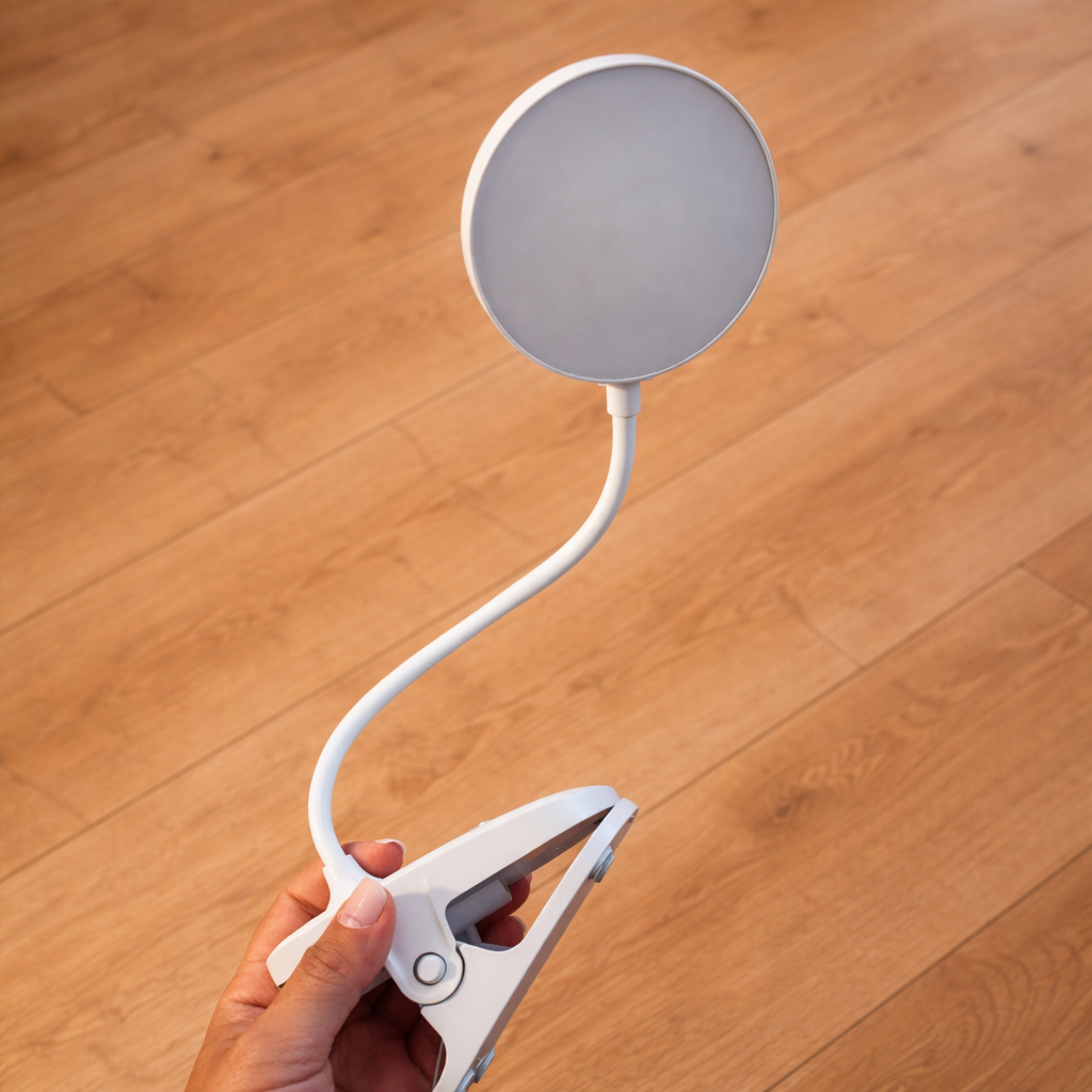 Hvit leselampe i LED, med klype.