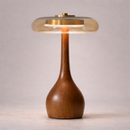 Høy lampe i tre med glasskjerm i studio. 