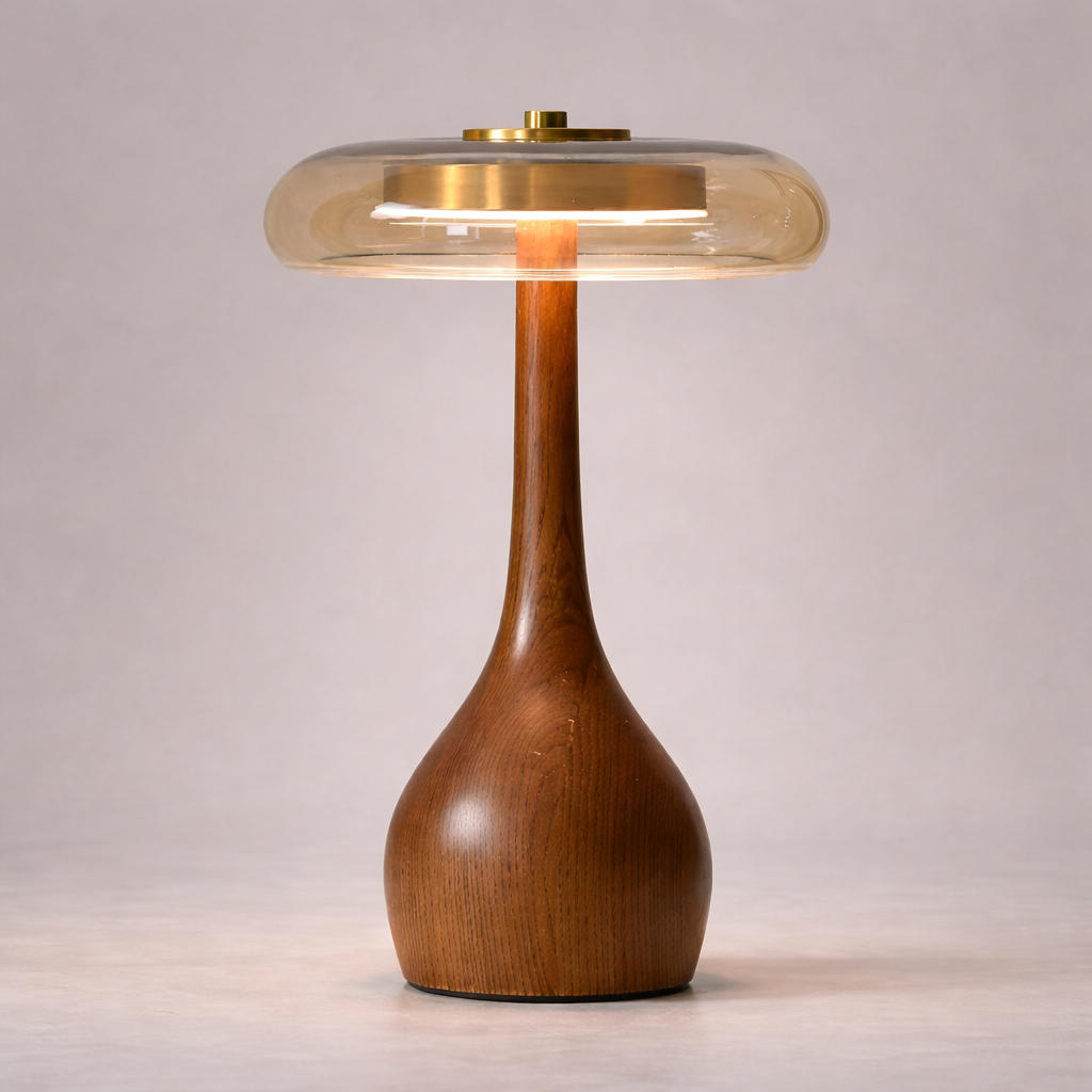 Høy lampe i tre med glasskjerm i studio. 