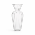 Høy liten smal vase for blomster og planter i studio. 