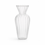 Høy liten smal vase for blomster og planter i studio. 