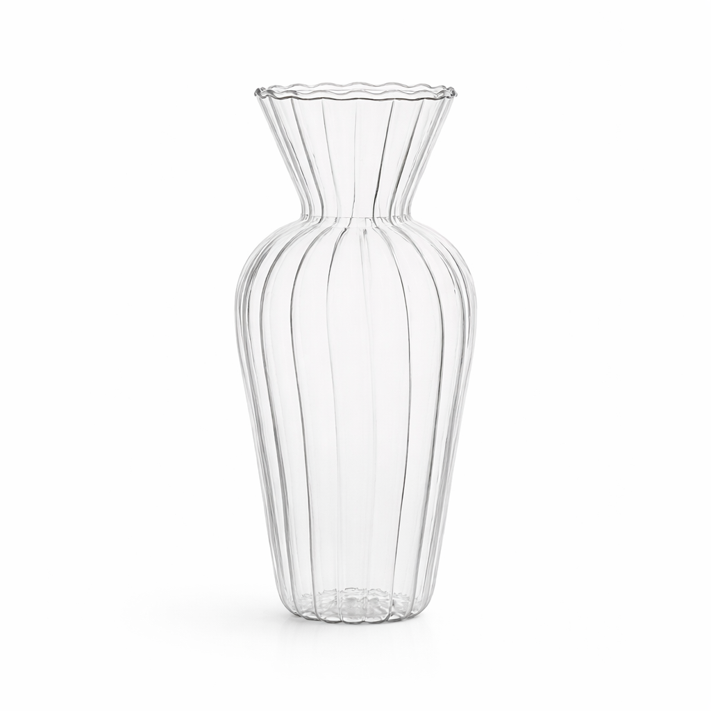 Høy liten smal vase for blomster og planter i studio. 