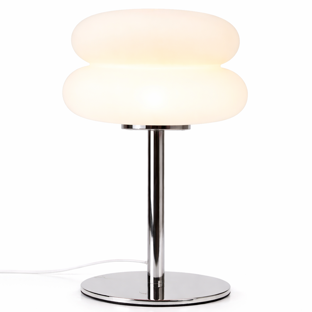 Hvit kul lampe i hvitt studio. 