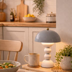 Liten hvit lampe på kjøkkenet