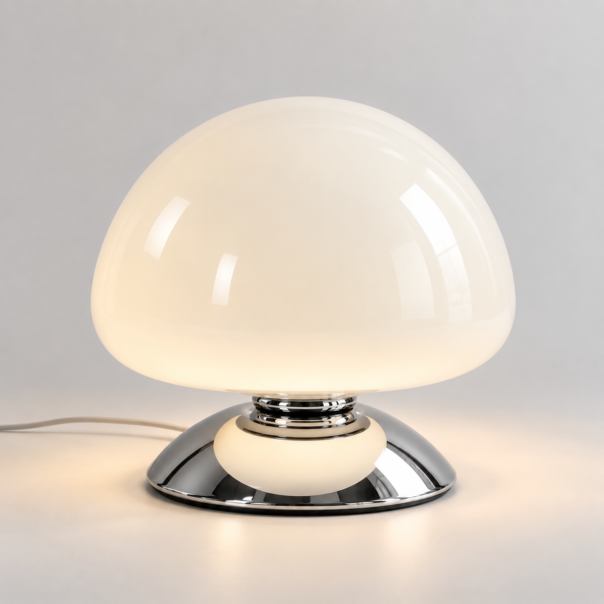 Bordlampe med soppformet glasskjerm og kromsokkel
