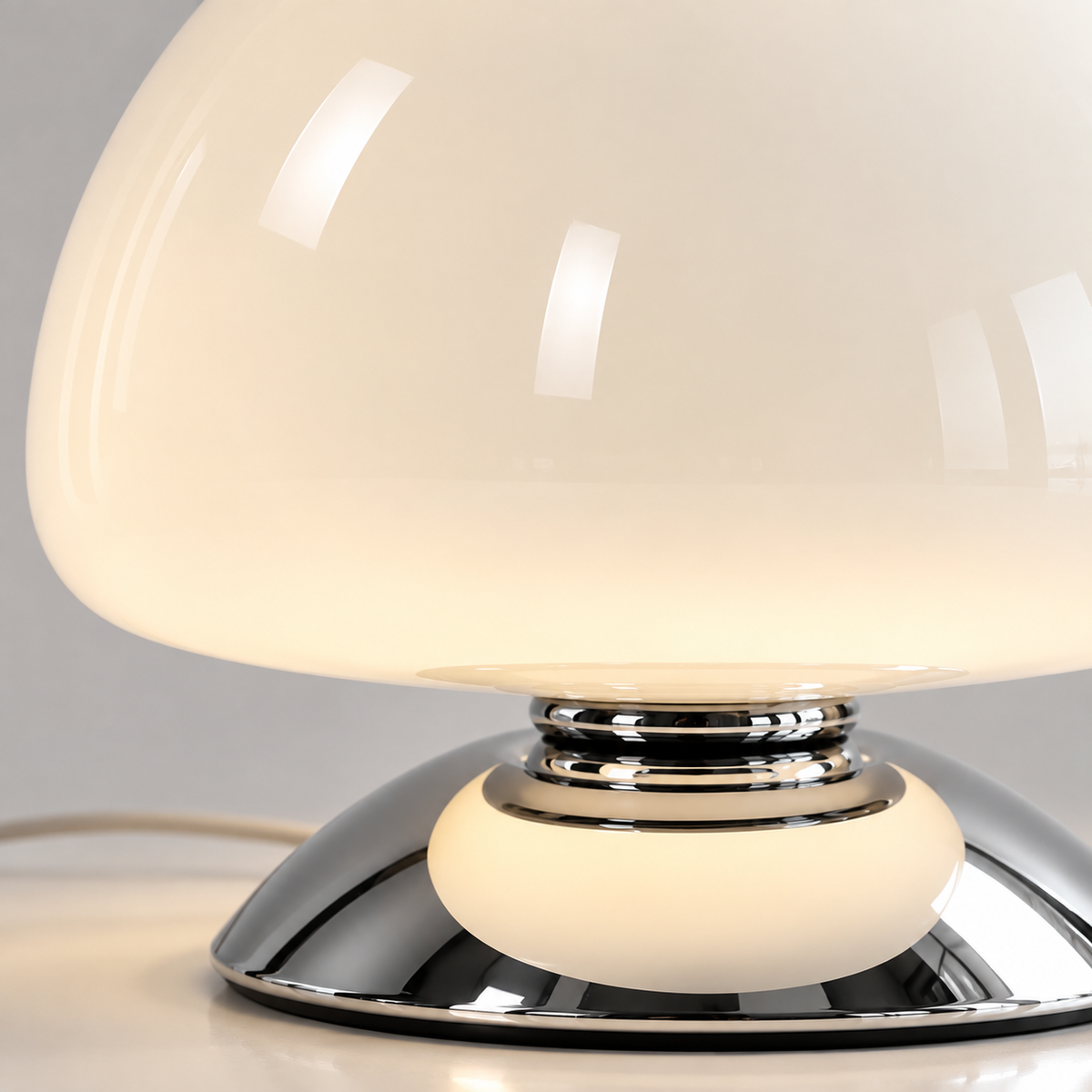 Bordlampe med soppformet glasskjerm og kromsokkel
