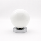 Hvit rund lampe i et hvitt studio