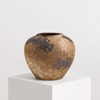 Vintage retro keramikk vase i et hvitt studio. 