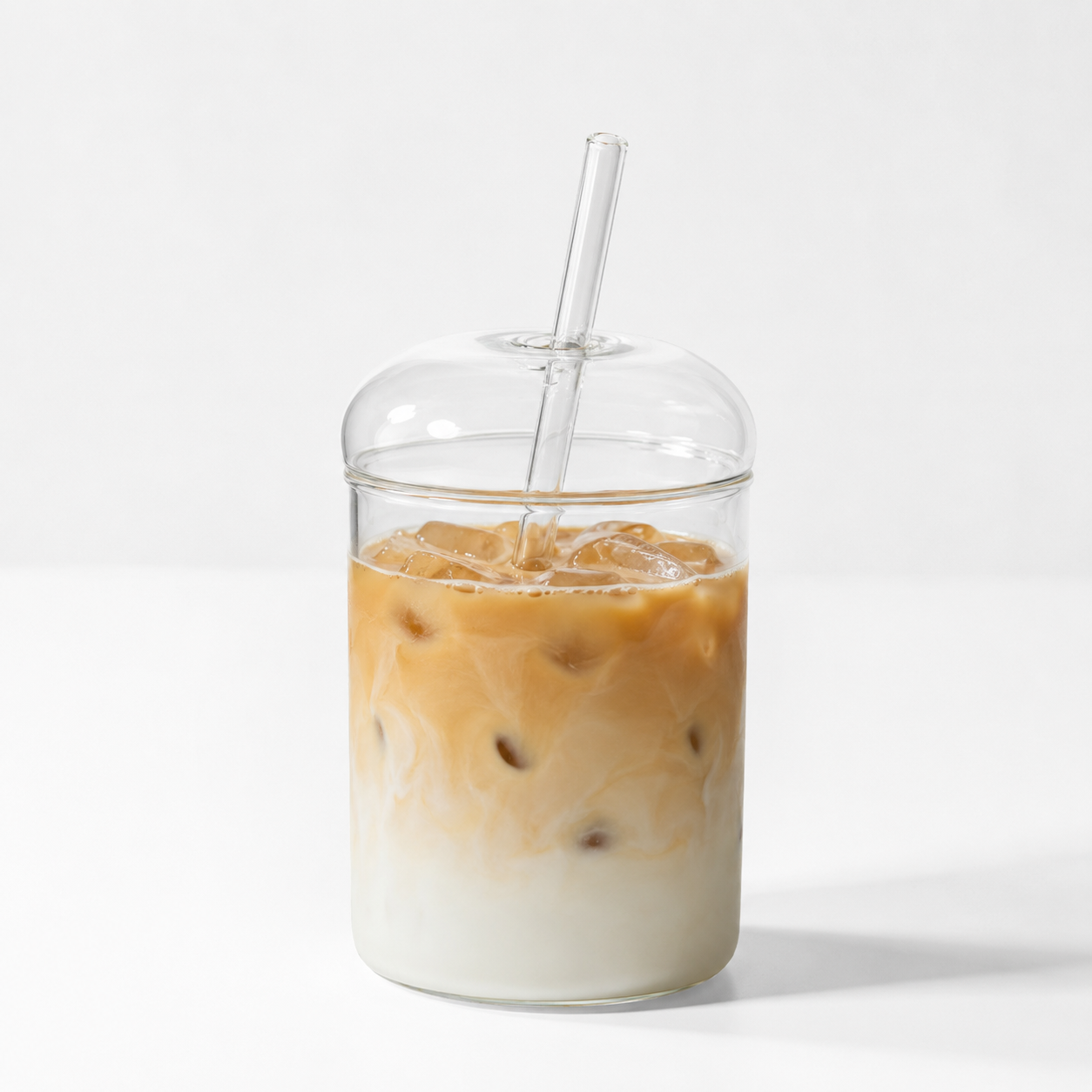 Iskaffeglass med iskaffe i et hvitt studio.
