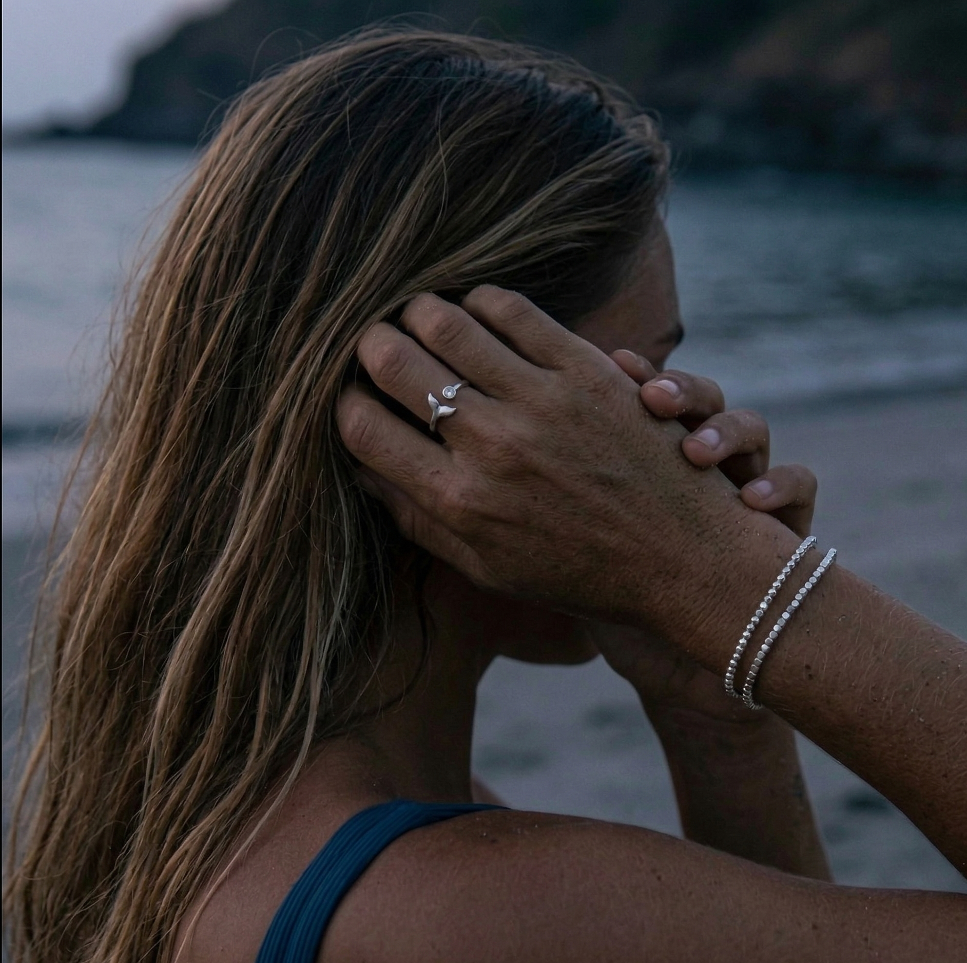 To armbånd på en jente med ring med finne på i sterling sølv. 