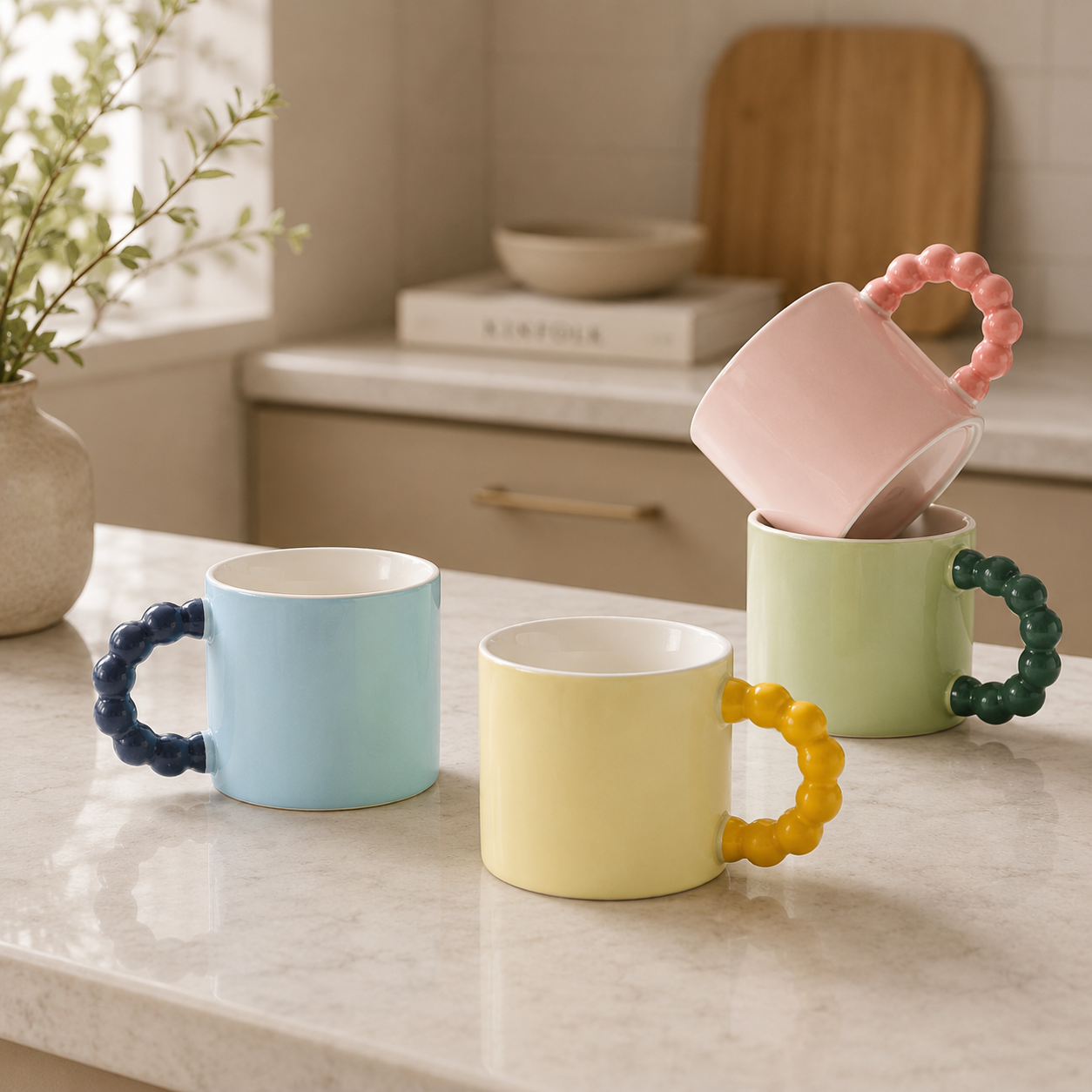 Fire unike kaffe eller tekopper i et kjøkken.