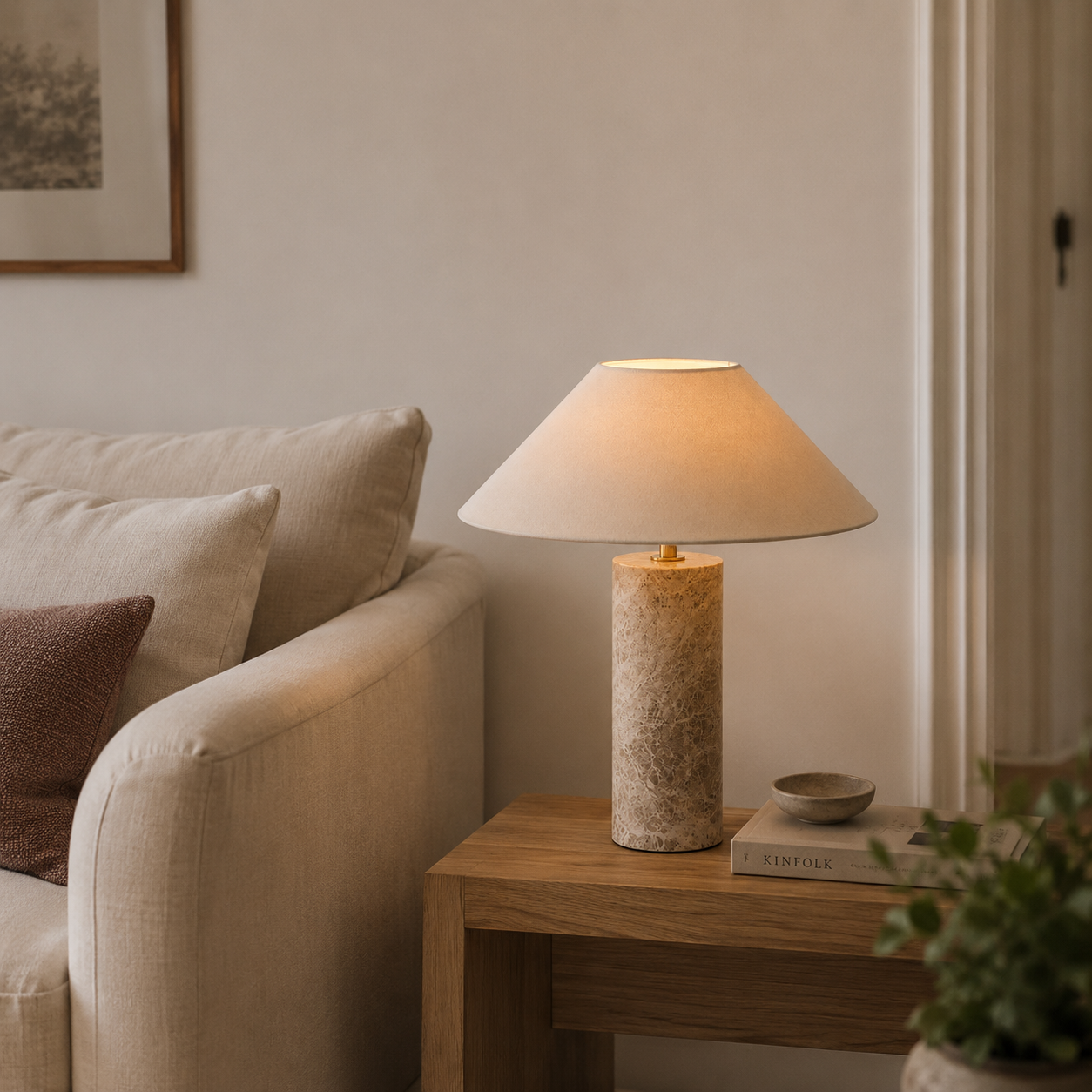 Marmor lampe i stein med stoff lampehode i en koselig stue. 