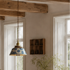 Keramikk Antikk lampe med blomster i en stue. 
