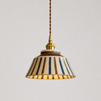 Keramikk taklampe med striper i antikk design i et prof studio. 