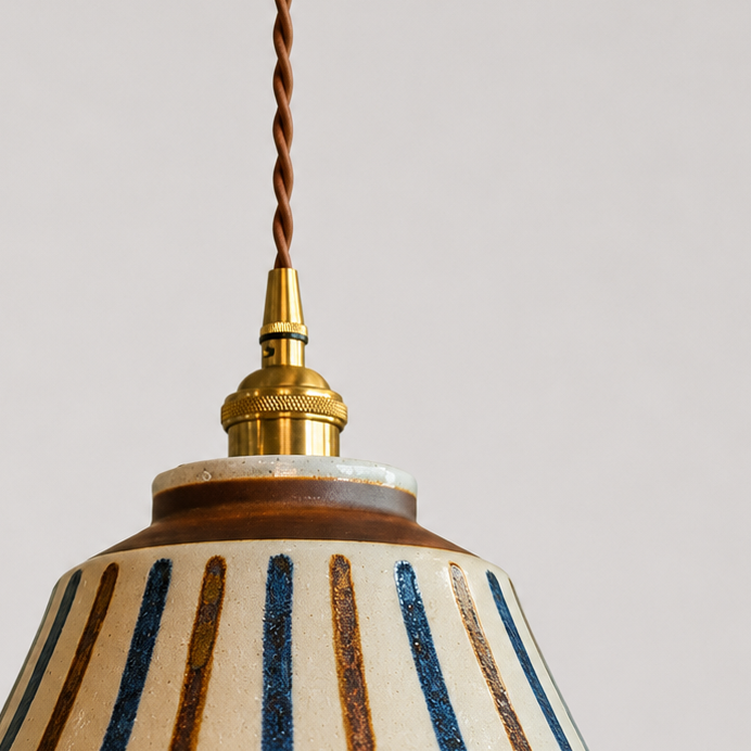 Detaljer på en keramikk lampe i et hvitt studio. 
