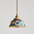Retro vintage taklampe i et hvitt studio med blomster i keramikk.