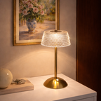 Fin lampe med glass skjerm i vintage stil. 