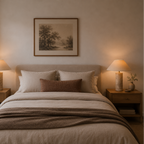 Moderne soverom med marmor beige lampe på nattbordet. 