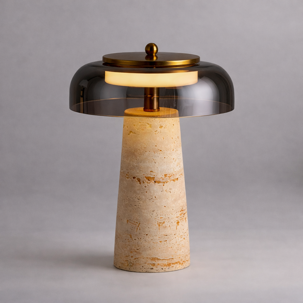 Lampe med stein stand og mørk glasskjerm.