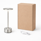 Moderne lampe med usb c abel og brun pakke som viser hva som er i pakken når lampen sendes. 
