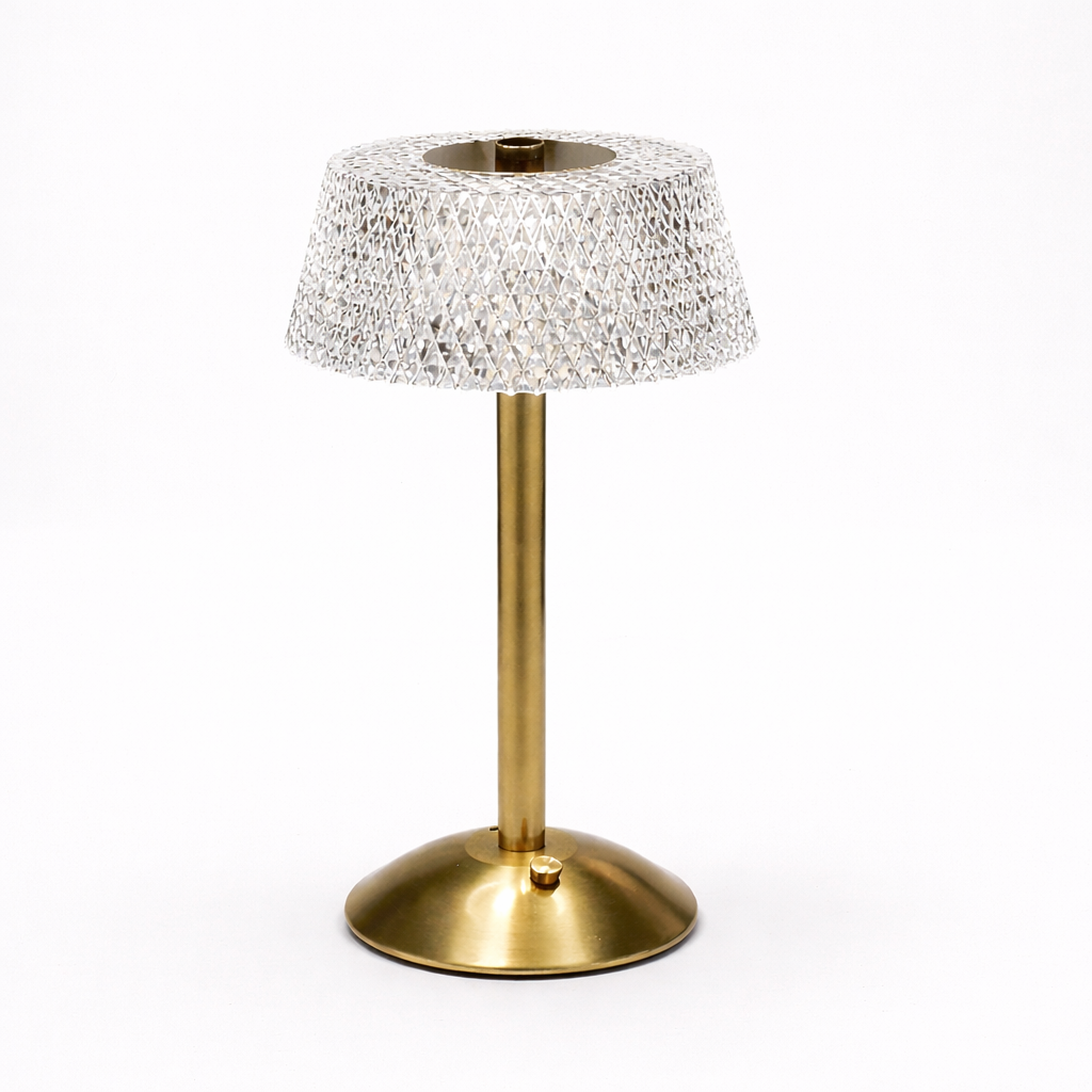 Lampe med glassskjerm i hvitt studio. 