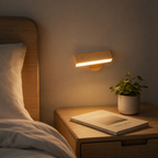 Lese lampe i tre i et koselig soverom med magnetisk leievennlig stil.