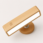 Lese lampe i tre i et hvitt studio med magnetisk leievennlig lampe.