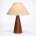 Enkel fin lampe i tre med en fin stoffskjerm