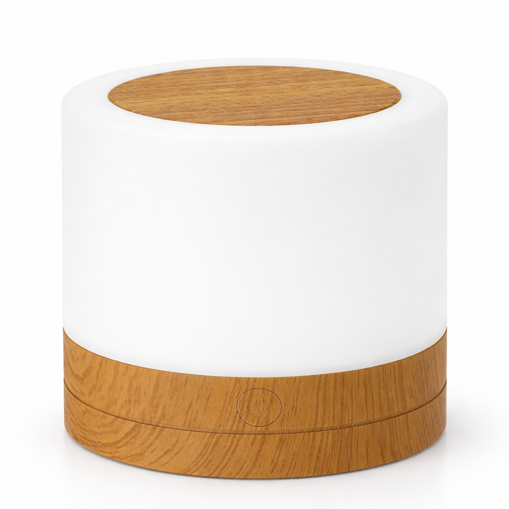 Liten led lampe som er er oppladbar inne i et hvitt studio. 