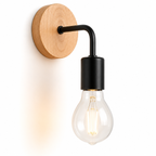 Vegglampe i tre og jern på en hvit vegg.