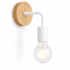 Hvit og tre vegglampe i hvitt studio. 