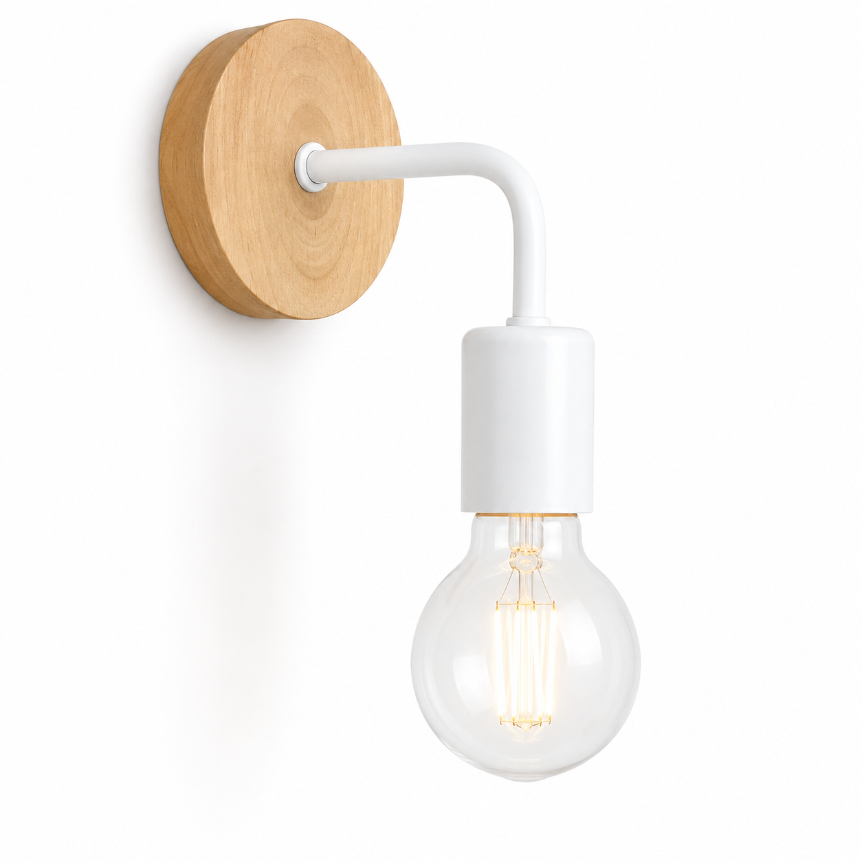 Hvit og tre vegglampe i hvitt studio. 