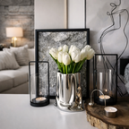 Sølv vase i metall med tulipaner i et fint rom.
