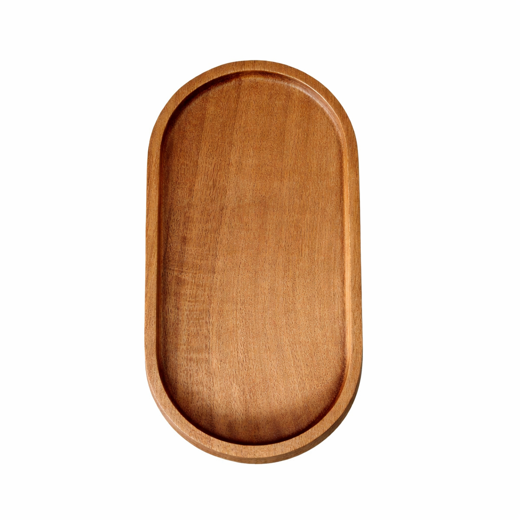 Liten trefjøl med runde kanter i et hvitt studio. 