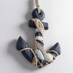 En fin liten båtanker figur i et hvitt studio. 