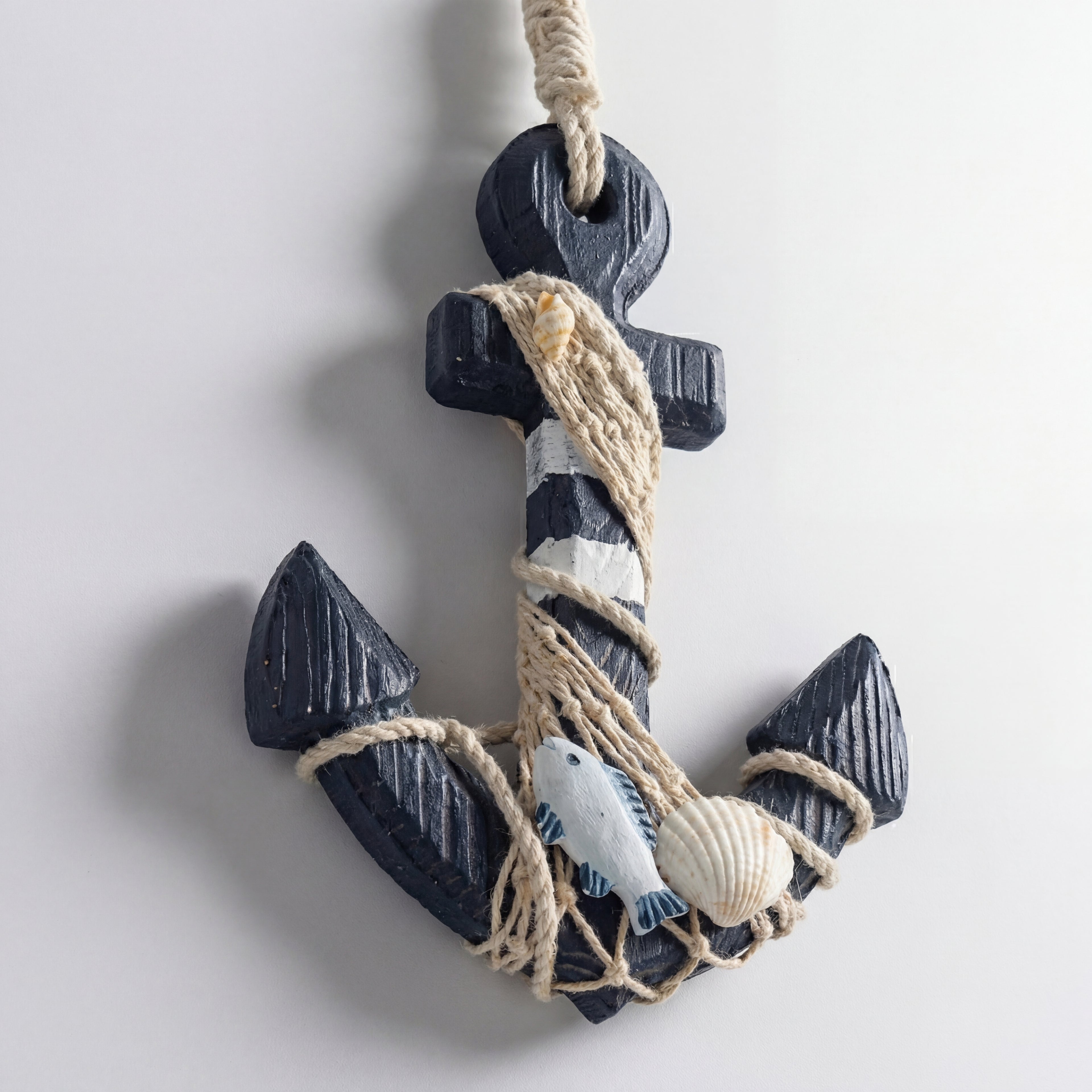 En fin liten båtanker figur i et hvitt studio. 