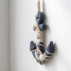 PÅ siden av et En fin liten båtanker figur i et hvitt studio.