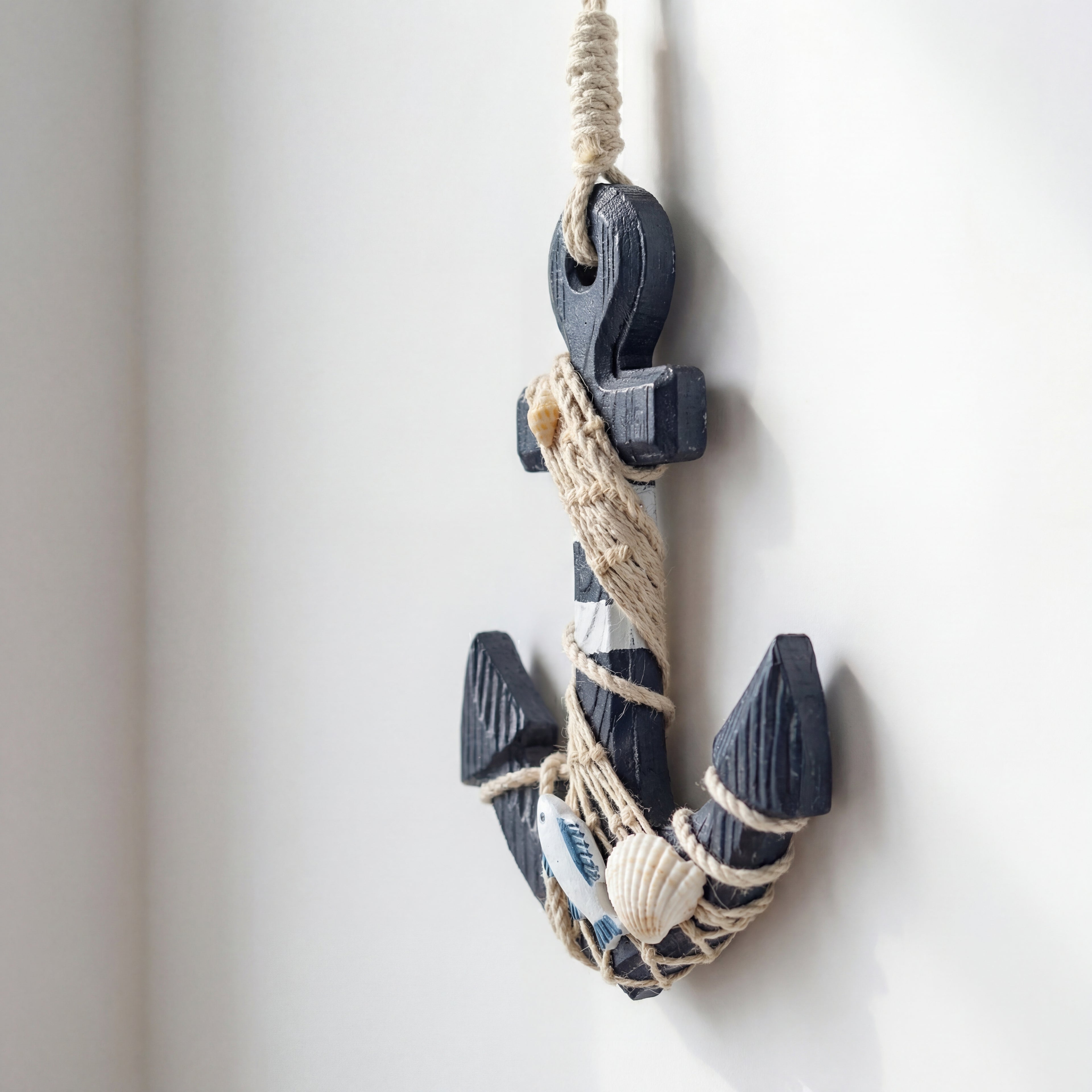 PÅ siden av et En fin liten båtanker figur i et hvitt studio.