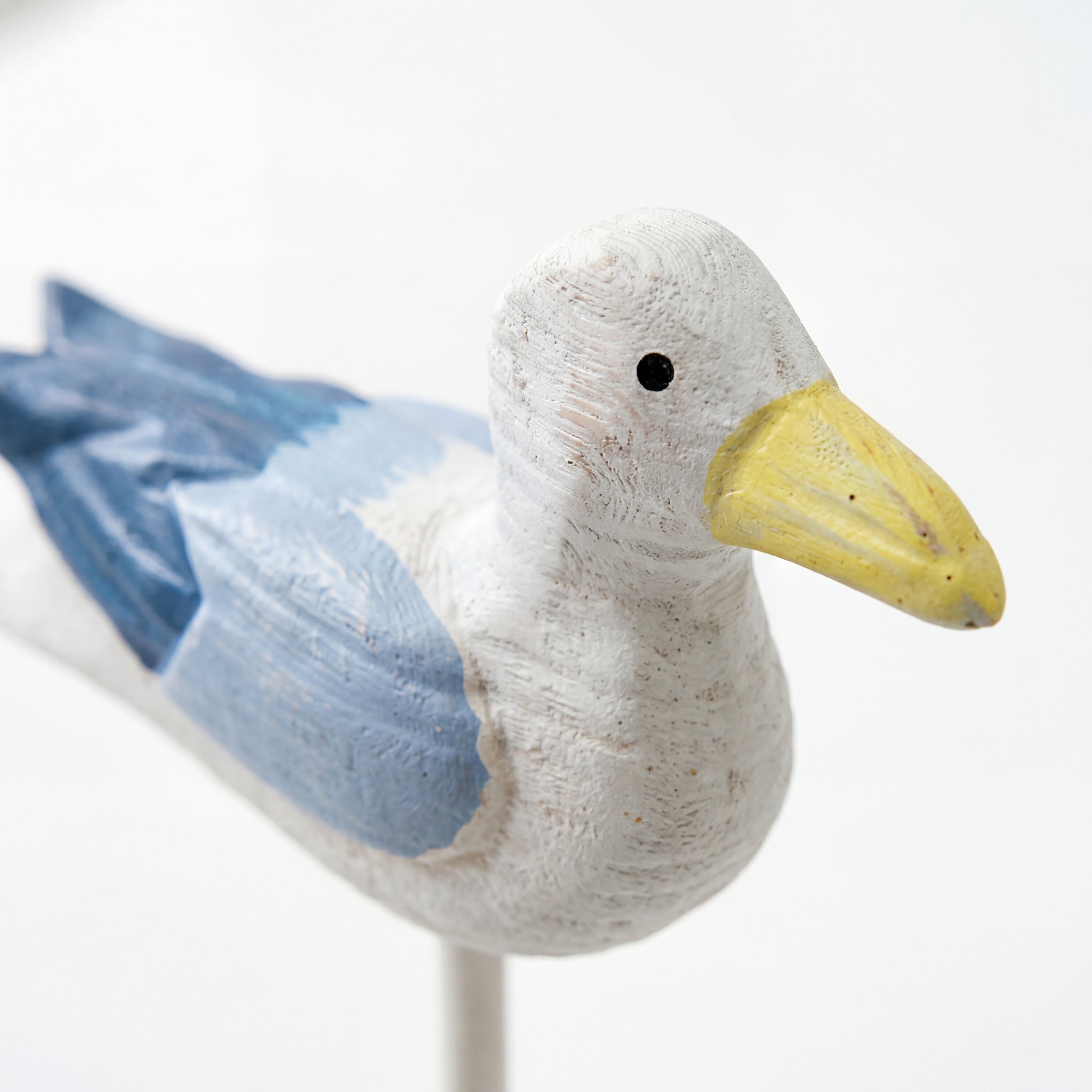 Måkestatue detaljer i et hvitt studio. 